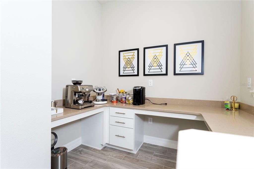 Activo con contrato: $1,699,000 (6 camas, 4 baños, 4544 Pies cuadrados)