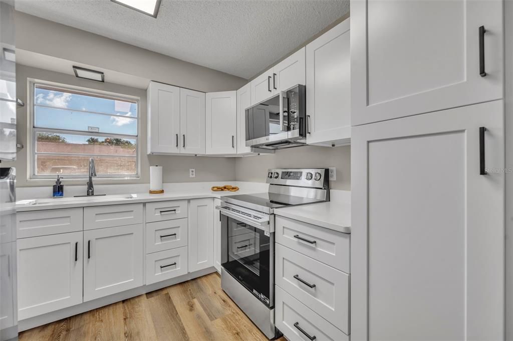 На продажу: $188,000 (2 спален, 2 ванн, 1043 Квадратных фут)