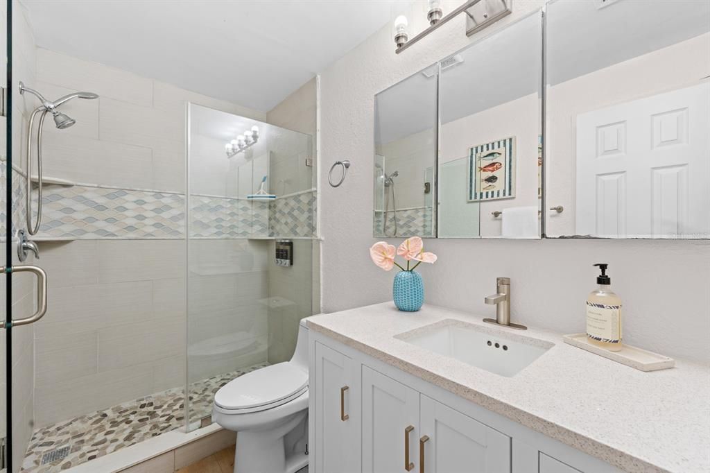 For Sale: $400,000 (2 beds, 1 baths, 711 Square Feet)