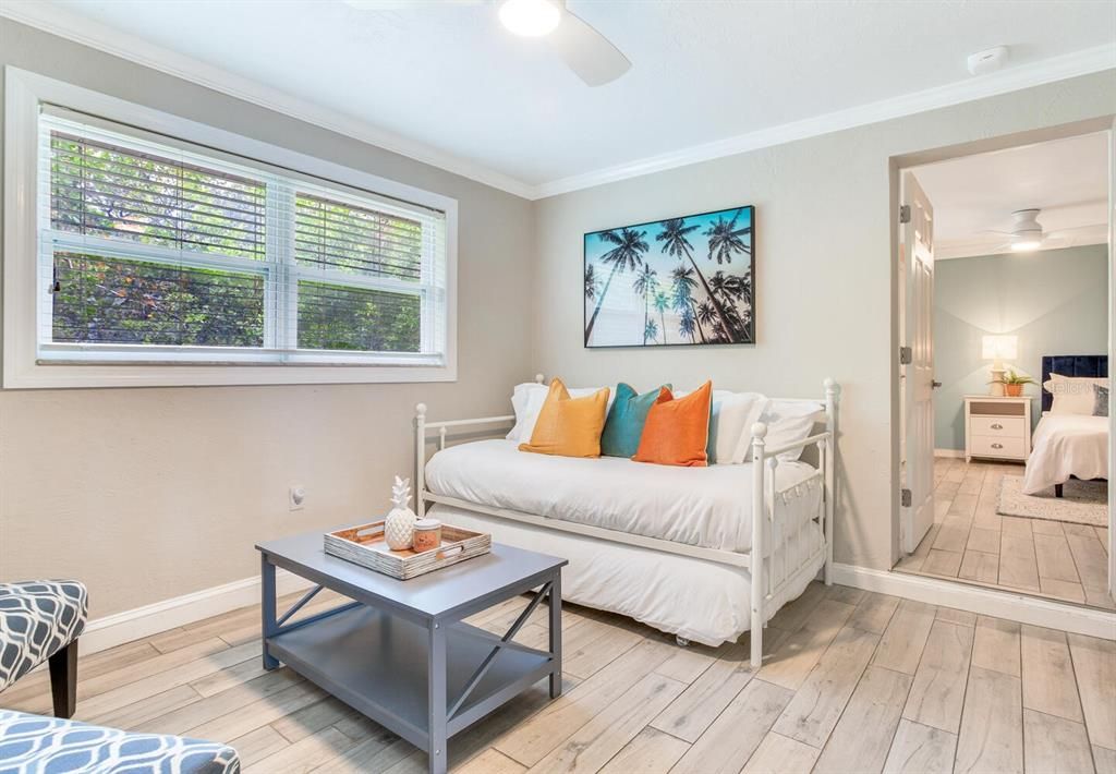 For Sale: $400,000 (2 beds, 1 baths, 711 Square Feet)