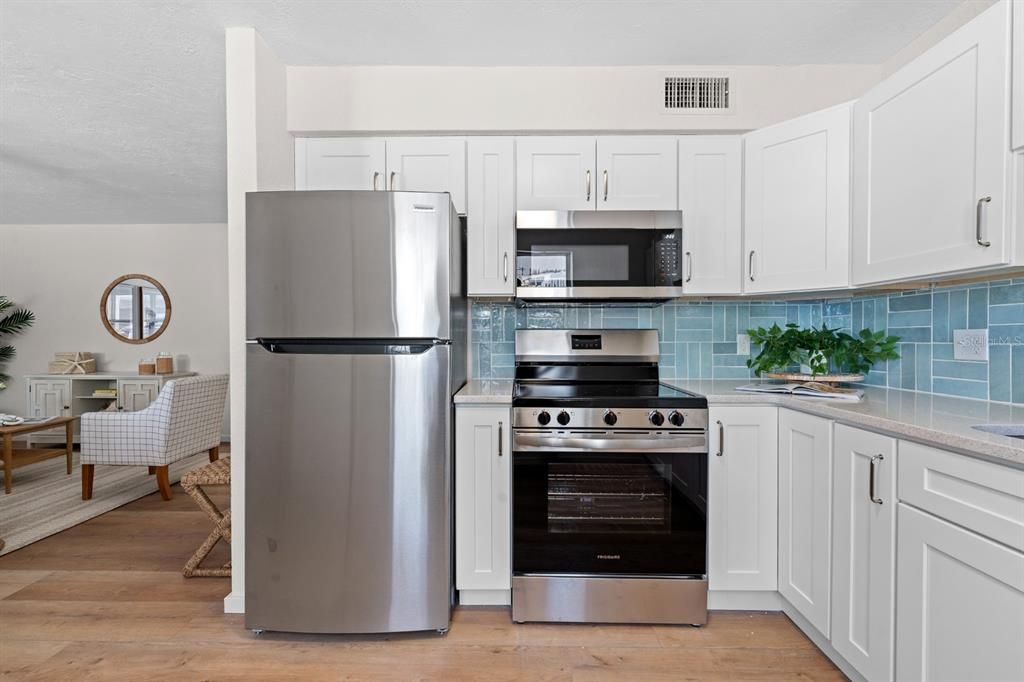 For Sale: $400,000 (2 beds, 1 baths, 711 Square Feet)