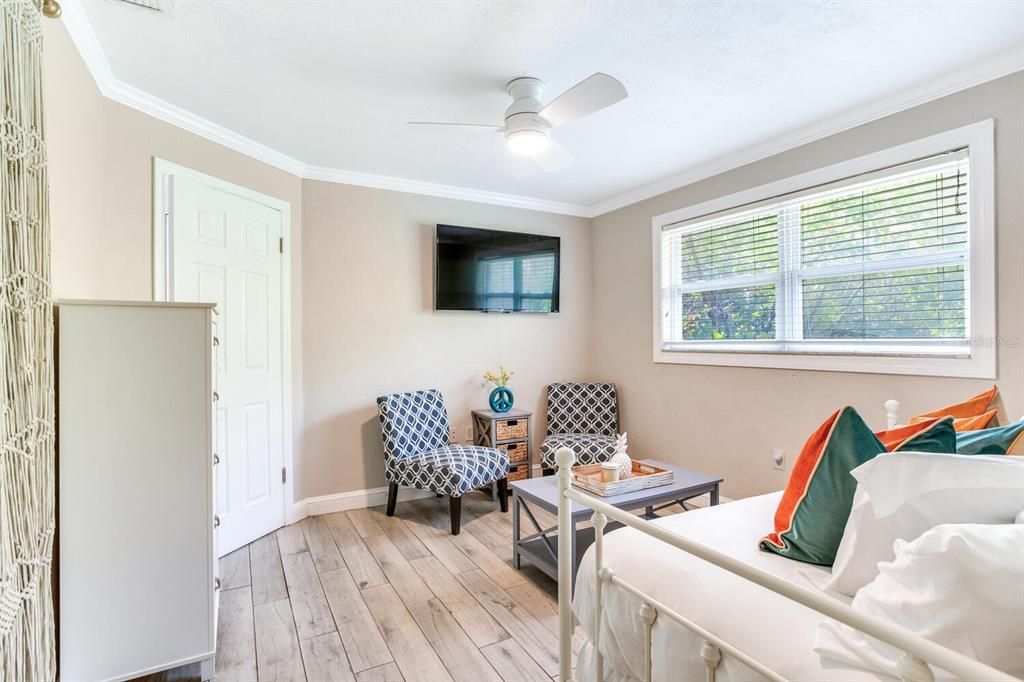 For Sale: $400,000 (2 beds, 1 baths, 711 Square Feet)