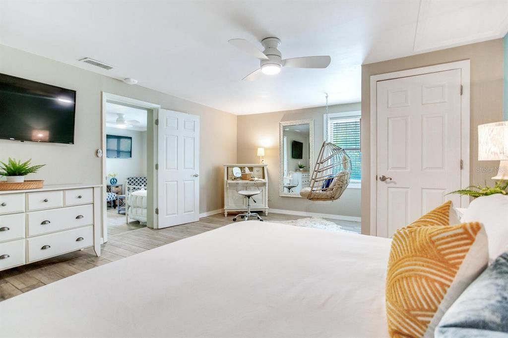 For Sale: $400,000 (2 beds, 1 baths, 711 Square Feet)