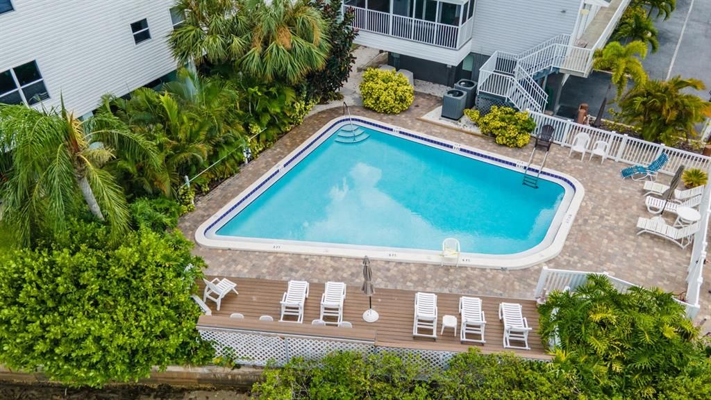 For Sale: $400,000 (2 beds, 1 baths, 711 Square Feet)