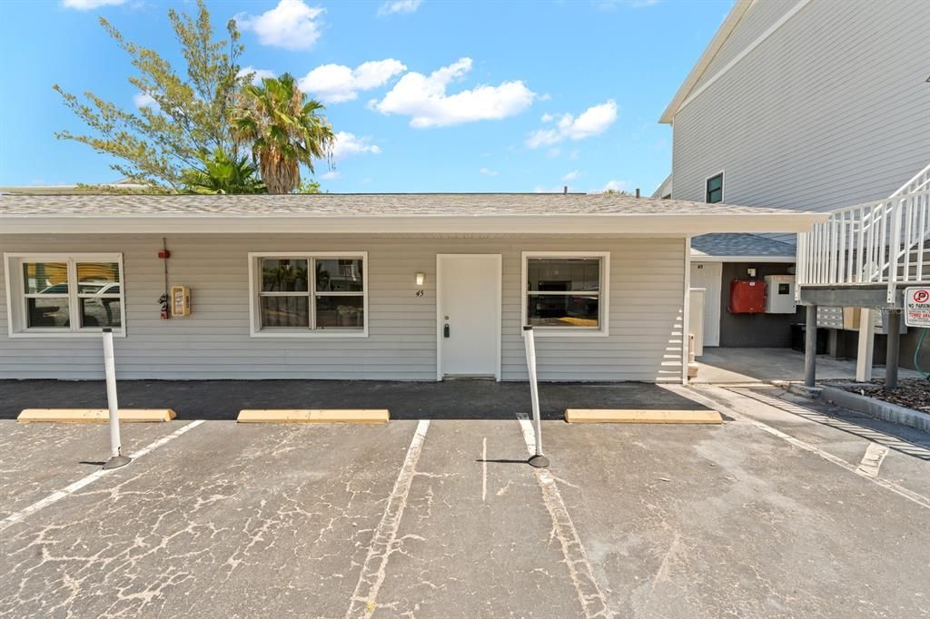 For Sale: $400,000 (2 beds, 1 baths, 711 Square Feet)