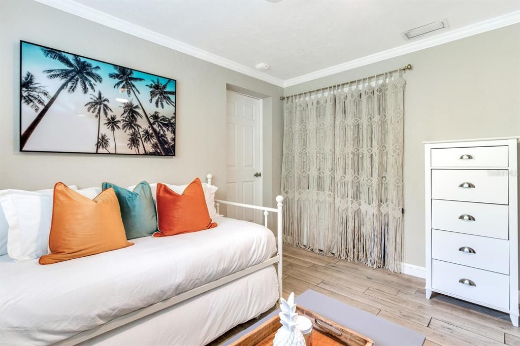 For Sale: $400,000 (2 beds, 1 baths, 711 Square Feet)