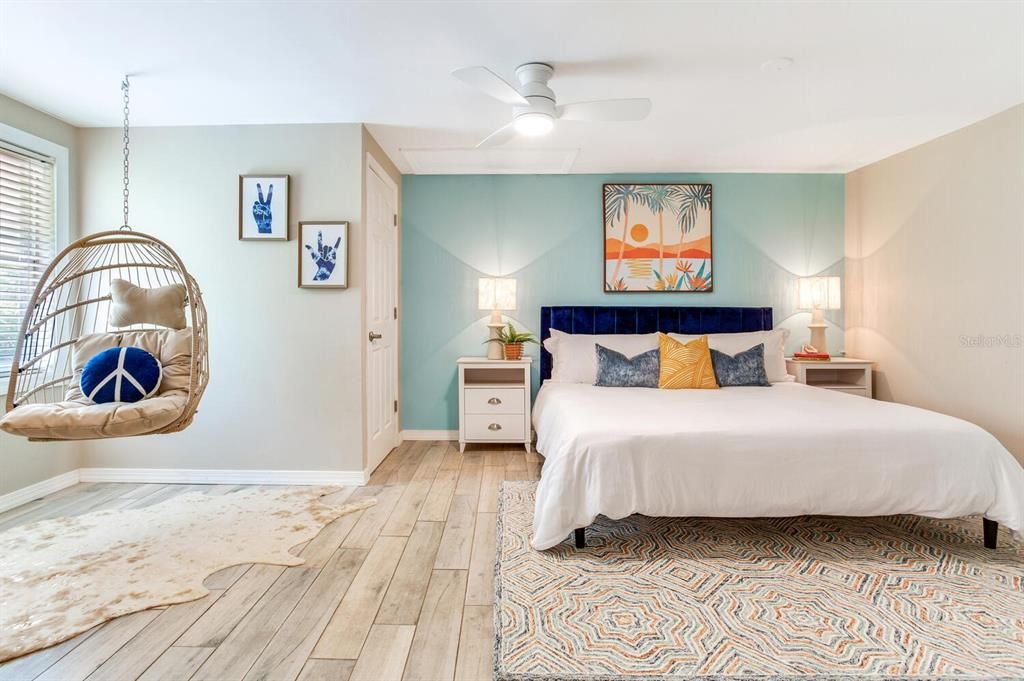 For Sale: $400,000 (2 beds, 1 baths, 711 Square Feet)