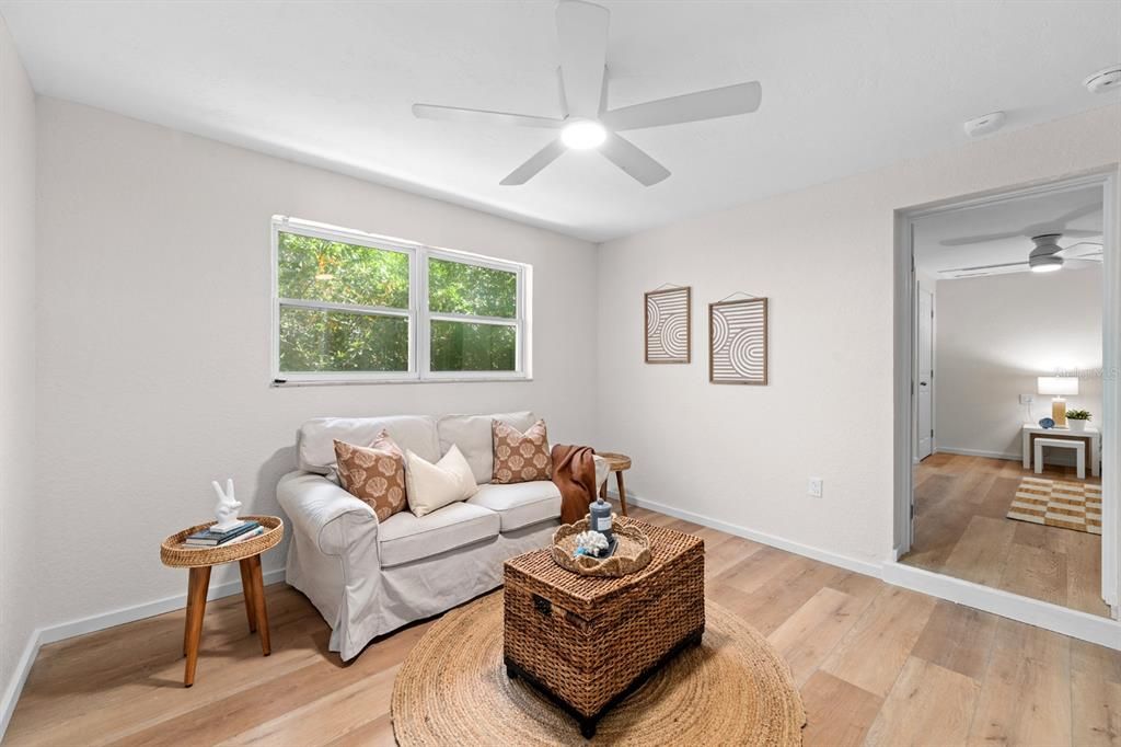 For Sale: $400,000 (2 beds, 1 baths, 711 Square Feet)
