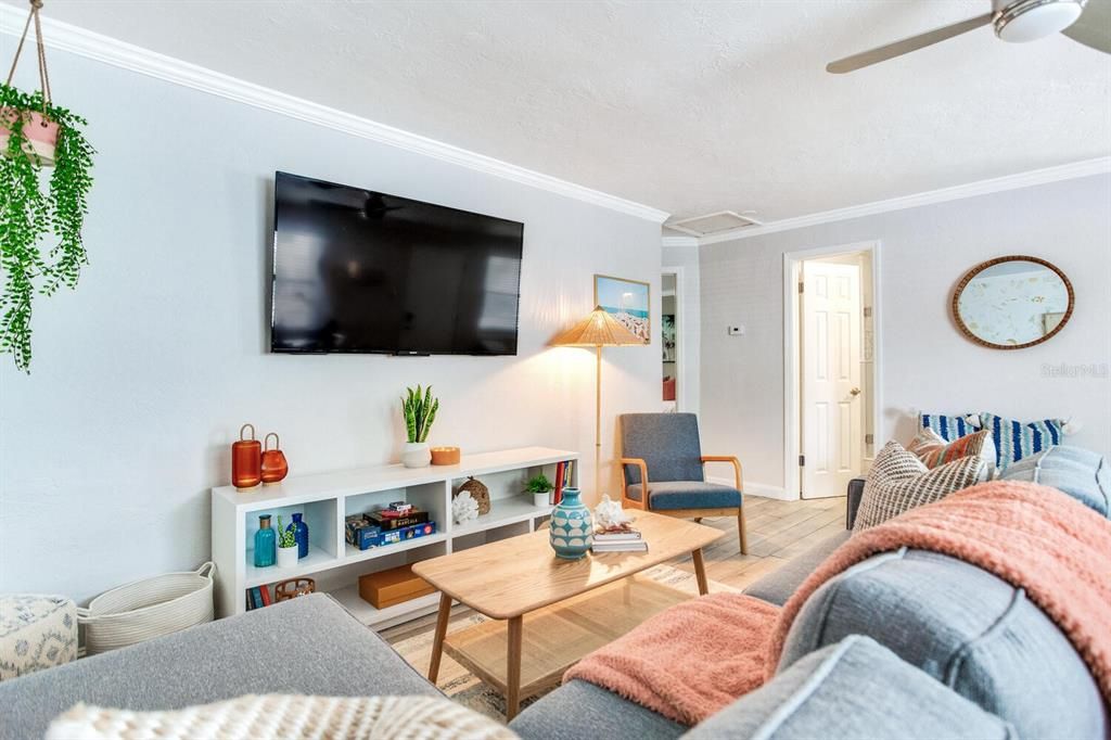 For Sale: $400,000 (2 beds, 1 baths, 711 Square Feet)