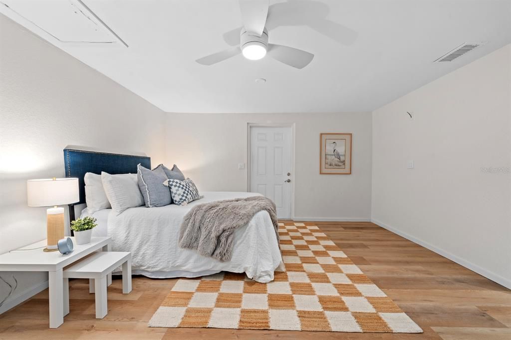 For Sale: $400,000 (2 beds, 1 baths, 711 Square Feet)