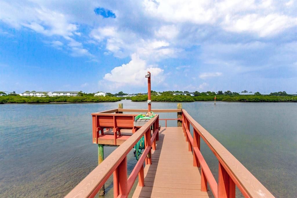 For Sale: $400,000 (2 beds, 1 baths, 711 Square Feet)