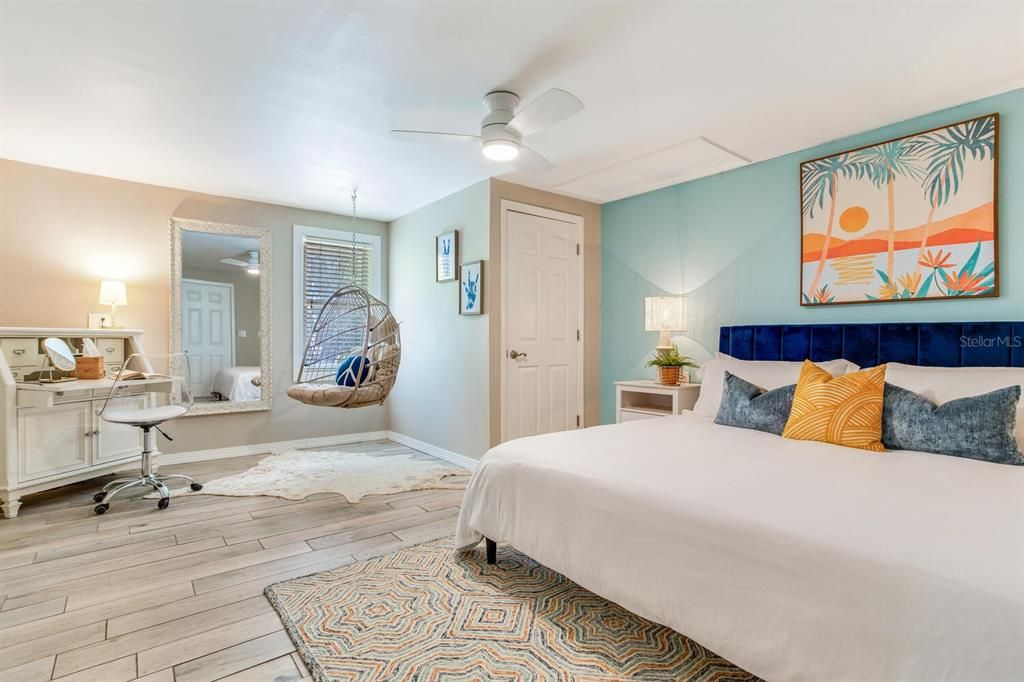 For Sale: $400,000 (2 beds, 1 baths, 711 Square Feet)