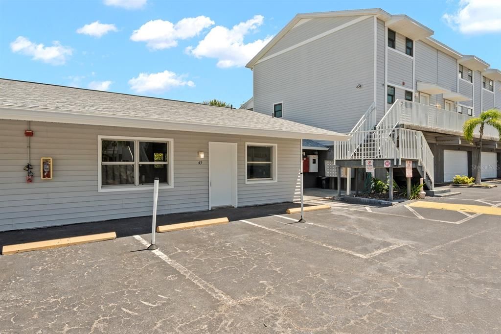 For Sale: $400,000 (2 beds, 1 baths, 711 Square Feet)
