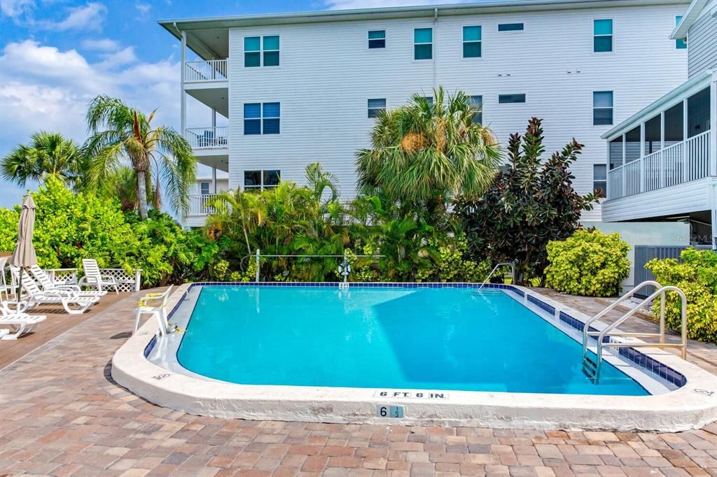 For Sale: $400,000 (2 beds, 1 baths, 711 Square Feet)