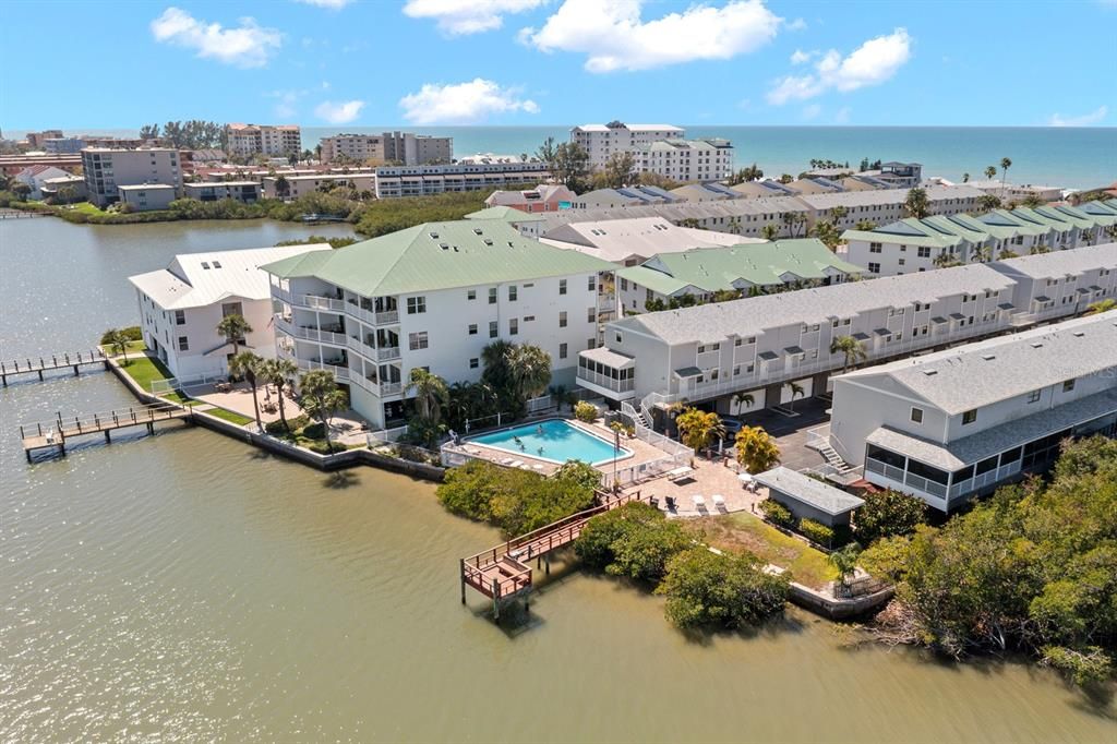 For Sale: $400,000 (2 beds, 1 baths, 711 Square Feet)