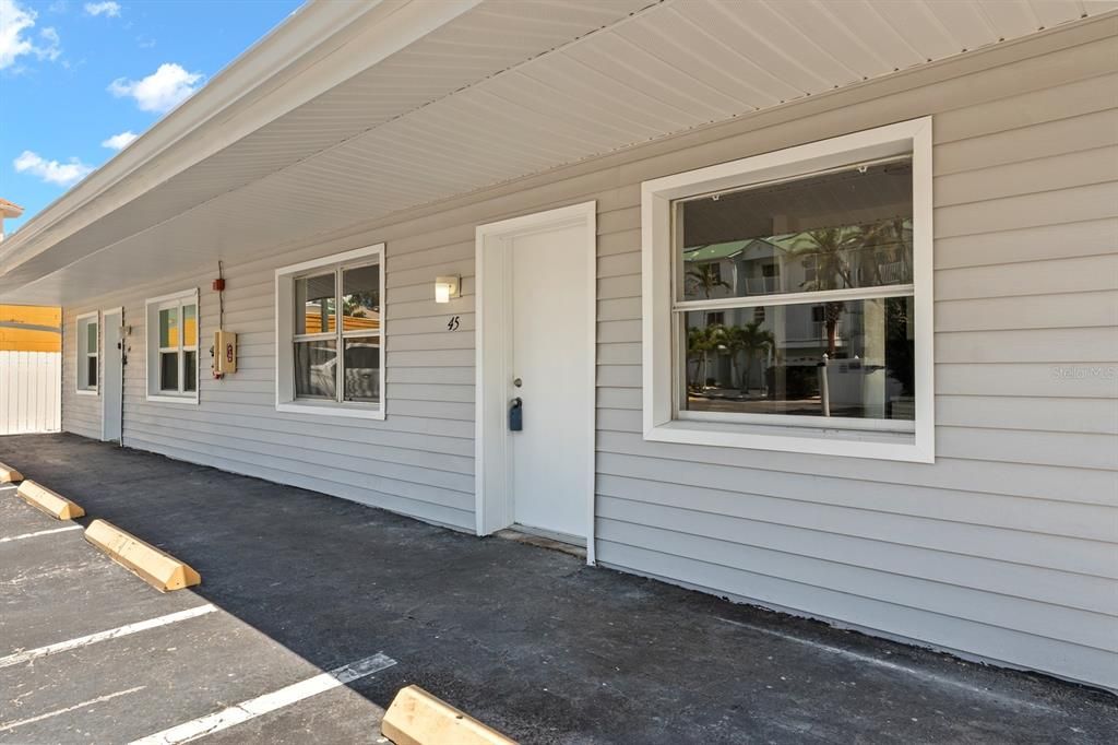 For Sale: $400,000 (2 beds, 1 baths, 711 Square Feet)