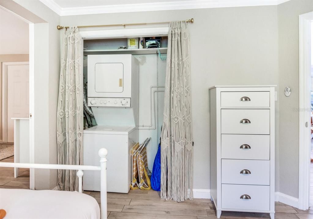 For Sale: $400,000 (2 beds, 1 baths, 711 Square Feet)