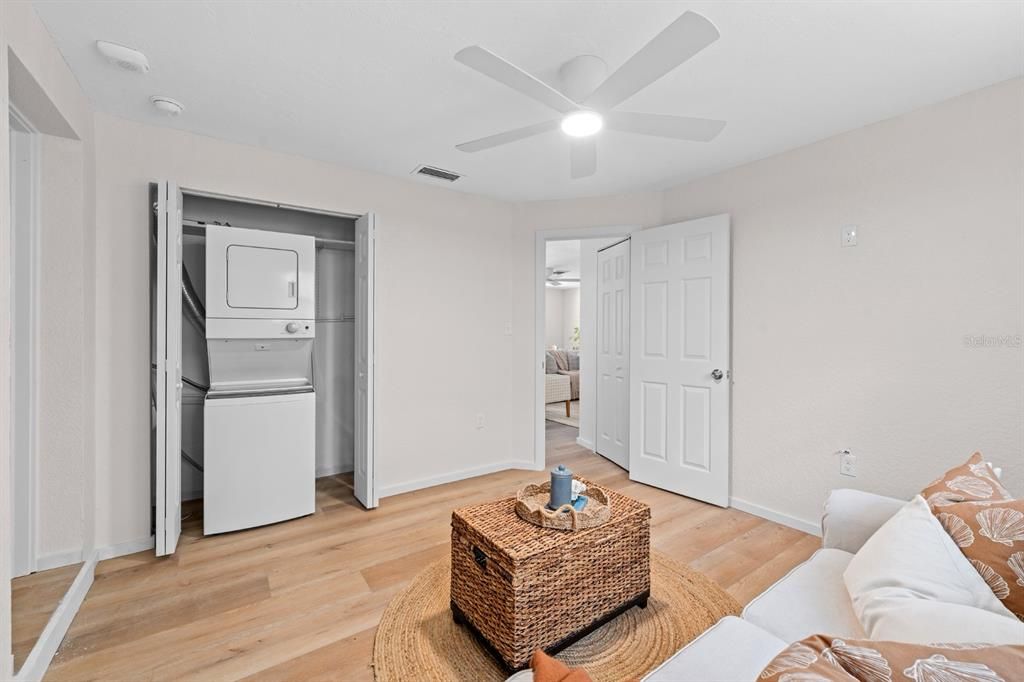 For Sale: $400,000 (2 beds, 1 baths, 711 Square Feet)