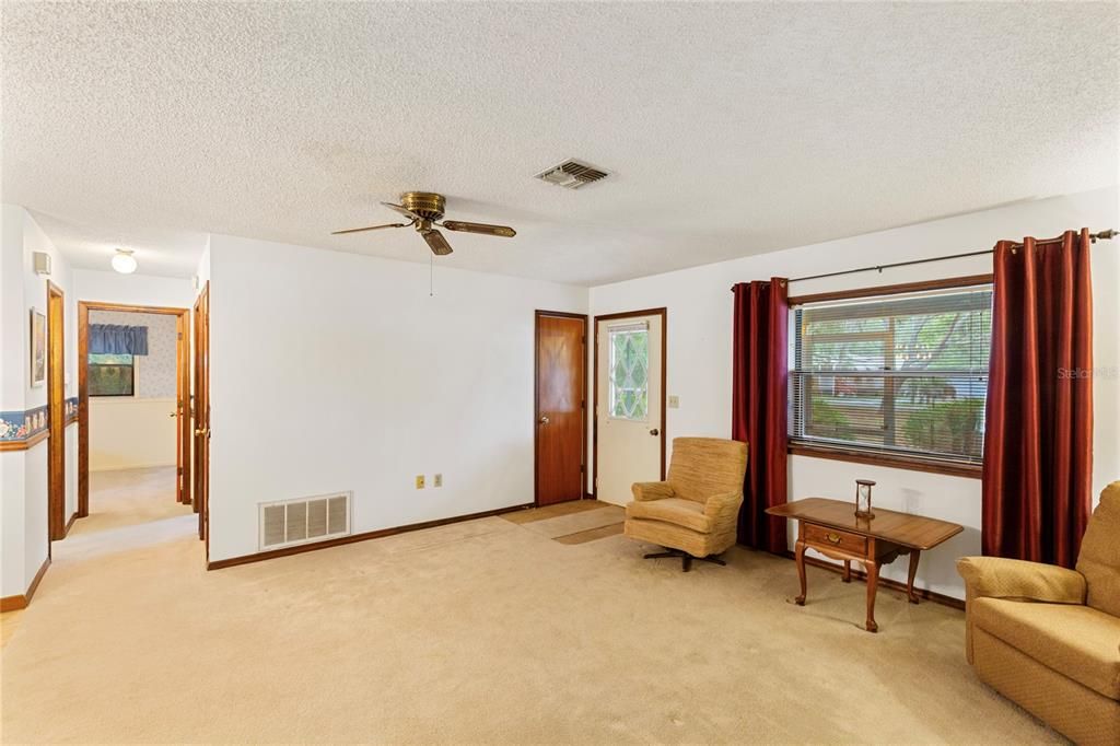 Active With Contract: $250,000 (3 beds, 2 baths, 1432 Square Feet)