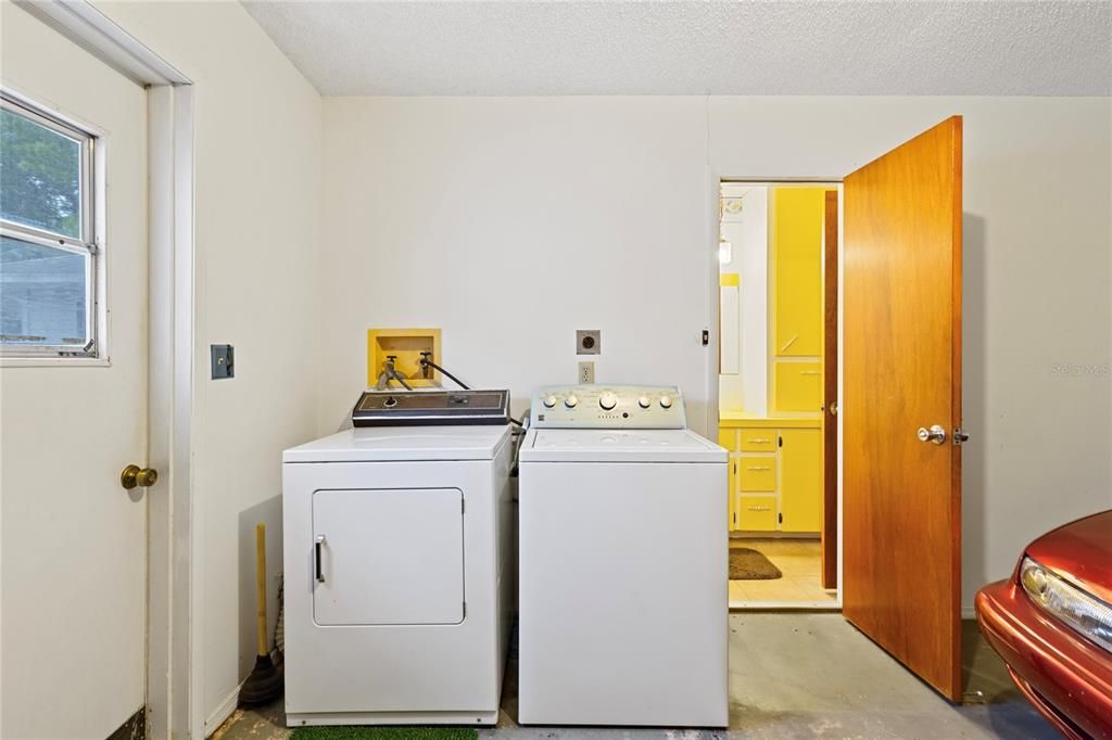 Active With Contract: $250,000 (3 beds, 2 baths, 1432 Square Feet)