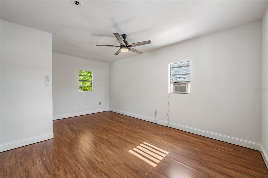 Activo con contrato: $499,000 (3 camas, 2 baños, 1443 Pies cuadrados)