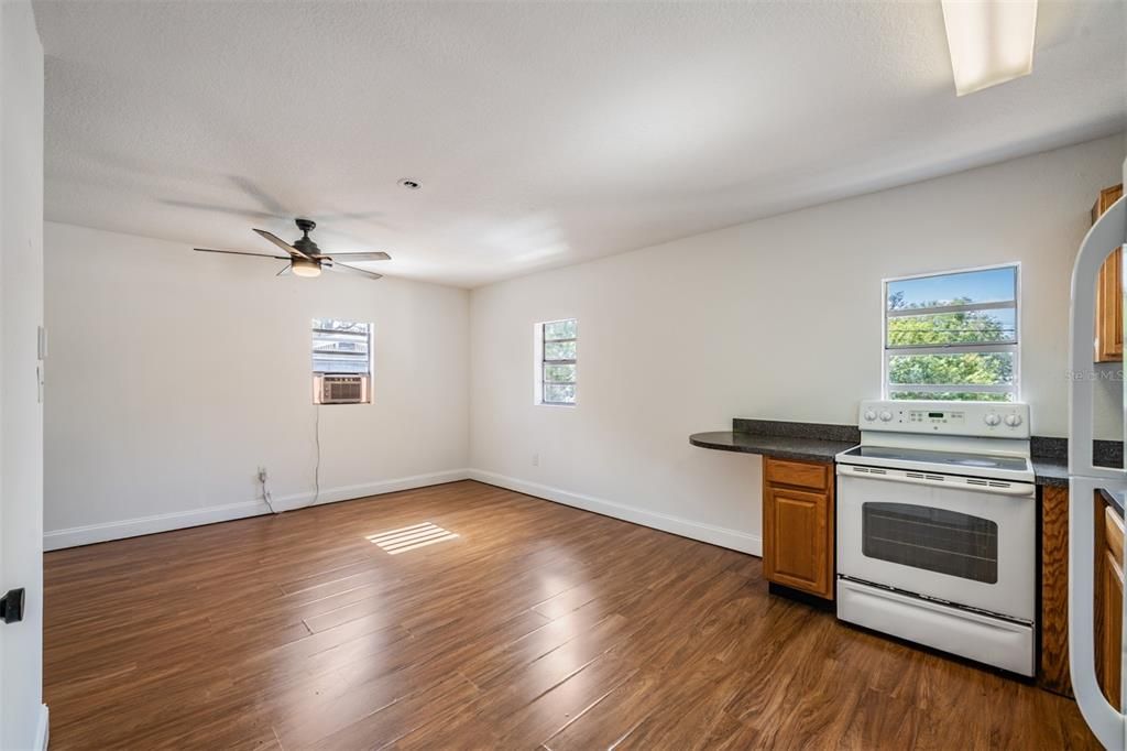 Activo con contrato: $499,000 (3 camas, 2 baños, 1443 Pies cuadrados)