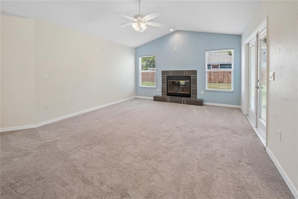 Active With Contract: $279,900 (3 beds, 2 baths, 1407 Square Feet)
