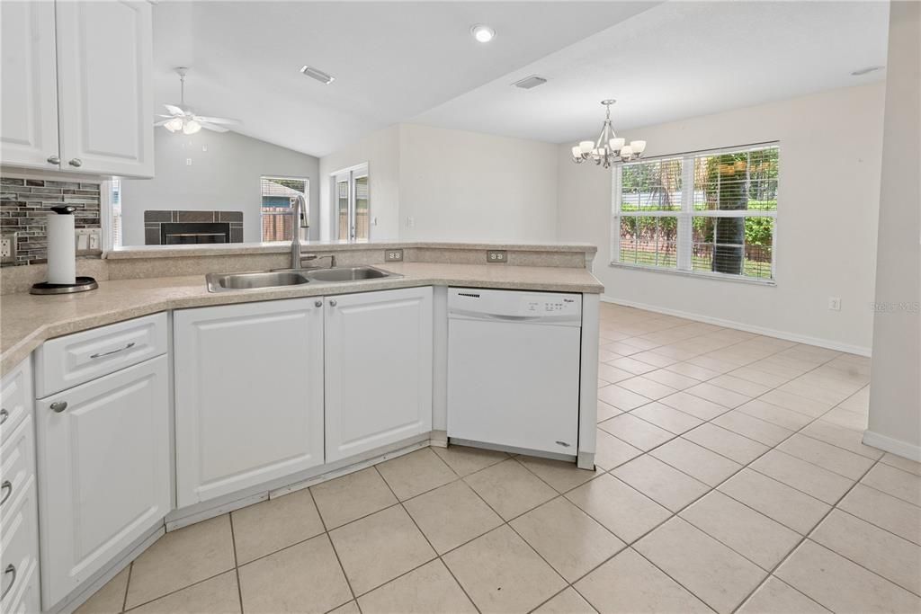 Active With Contract: $279,900 (3 beds, 2 baths, 1407 Square Feet)
