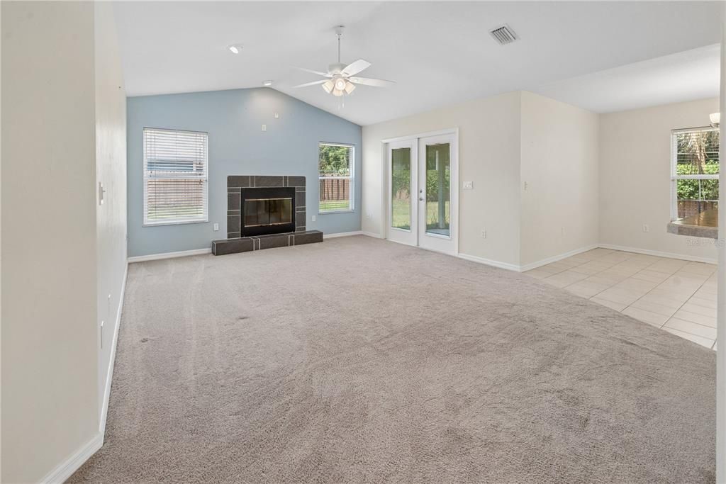Active With Contract: $279,900 (3 beds, 2 baths, 1407 Square Feet)