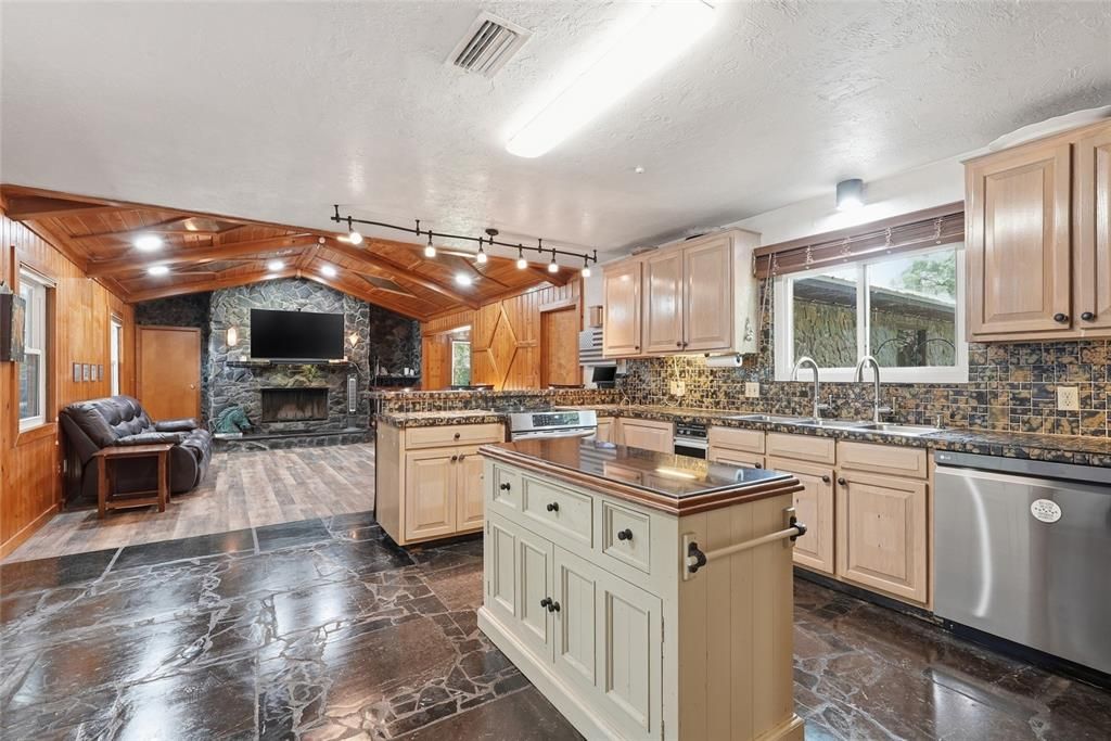 For Sale: $485,000 (3 beds, 2 baths, 2596 Square Feet)