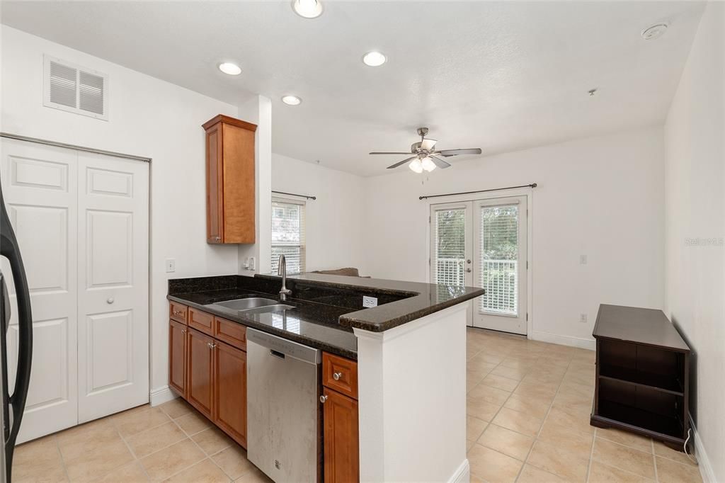 For Sale: $205,000 (1 beds, 1 baths, 531 Square Feet)