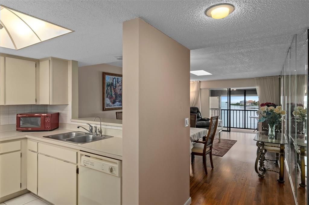 For Rent: $1,900 (2 beds, 2 baths, 1025 Square Feet)