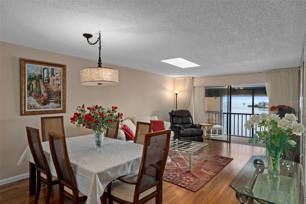 For Rent: $1,900 (2 beds, 2 baths, 1025 Square Feet)