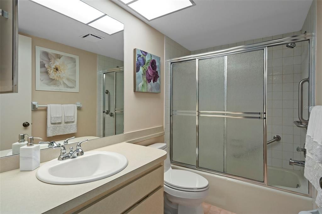 For Rent: $1,900 (2 beds, 2 baths, 1025 Square Feet)