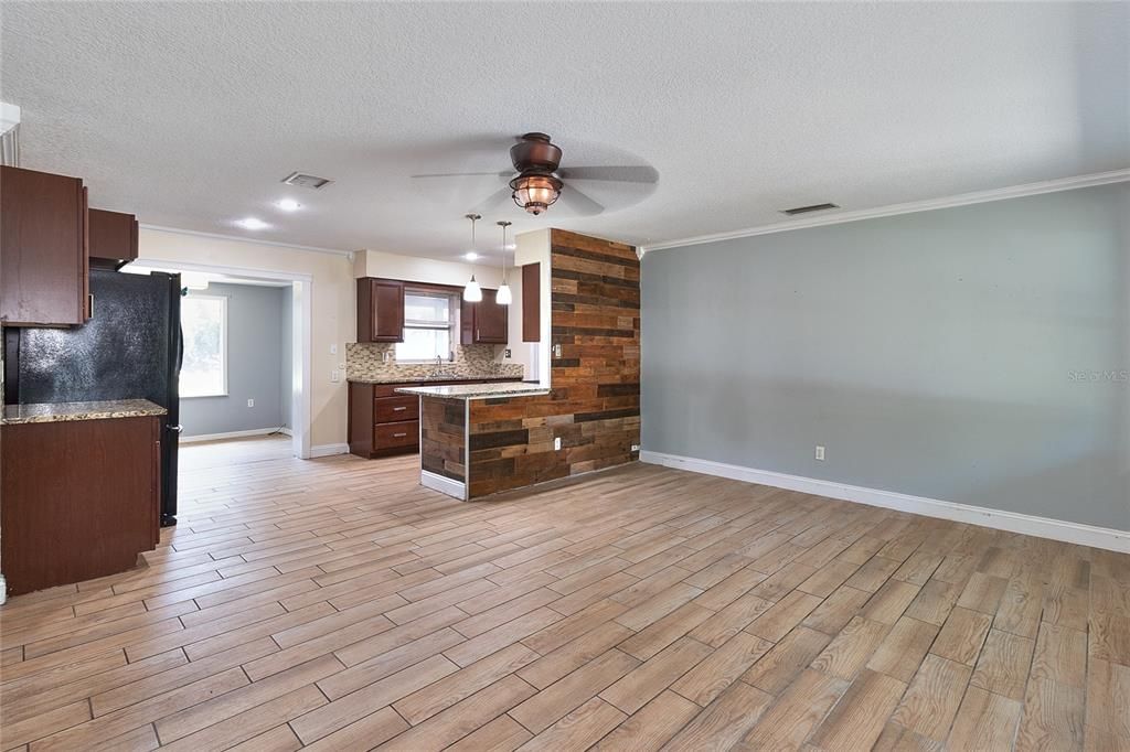 For Sale: $318,900 (3 beds, 1 baths, 1128 Square Feet)