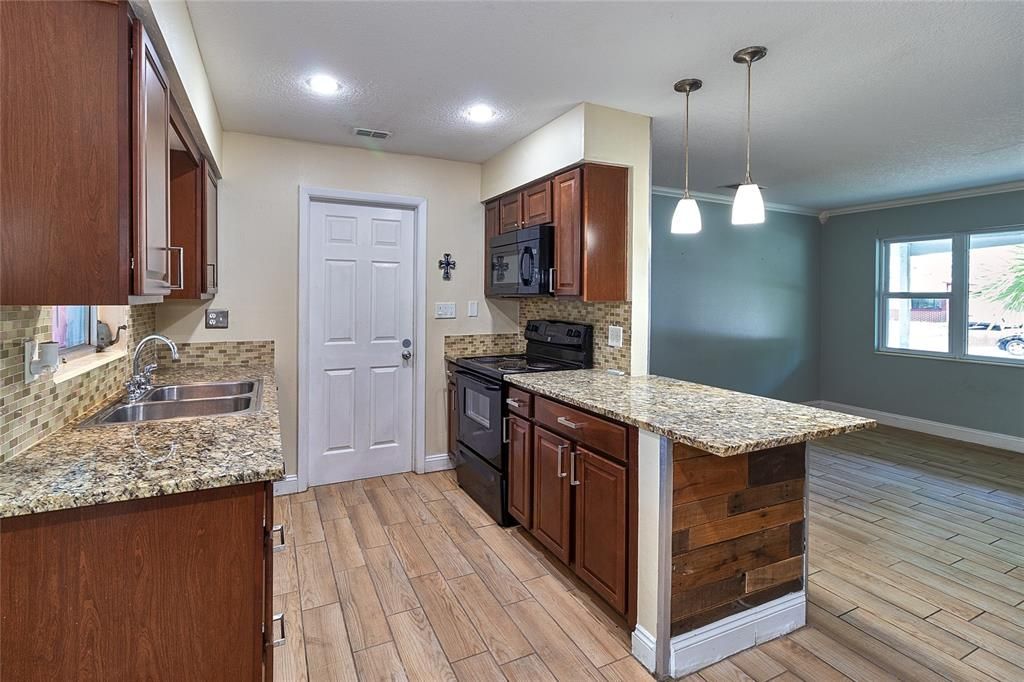For Sale: $318,900 (3 beds, 1 baths, 1128 Square Feet)