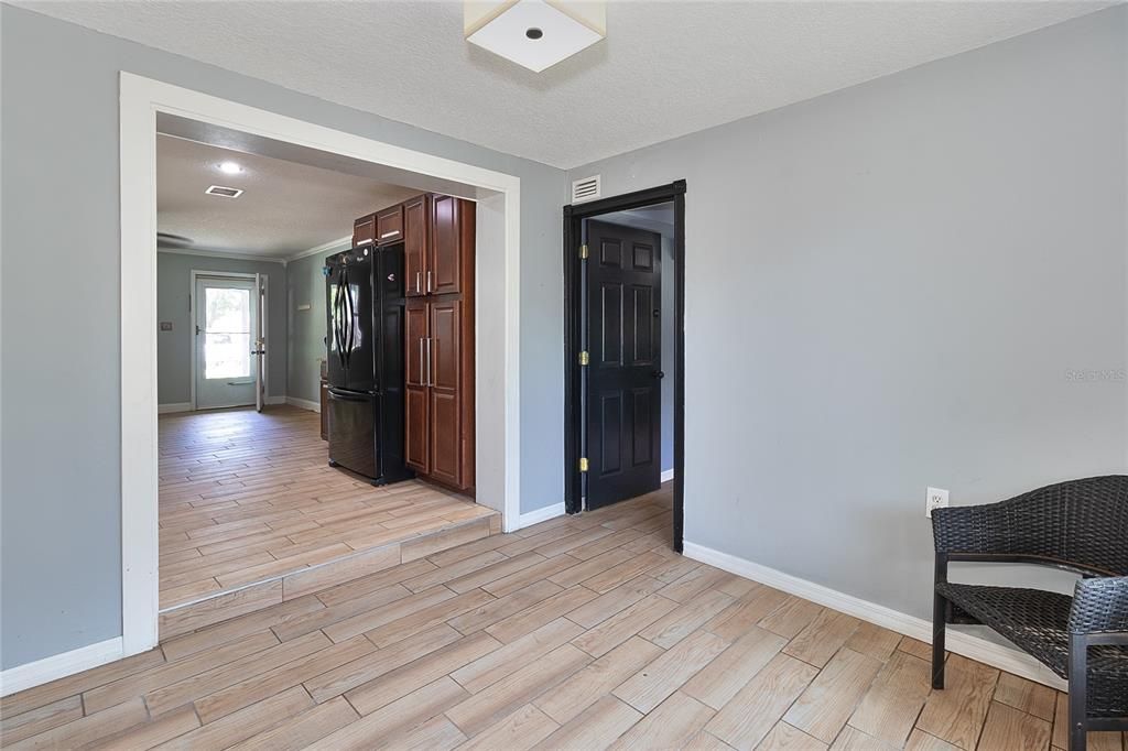 For Sale: $318,900 (3 beds, 1 baths, 1128 Square Feet)
