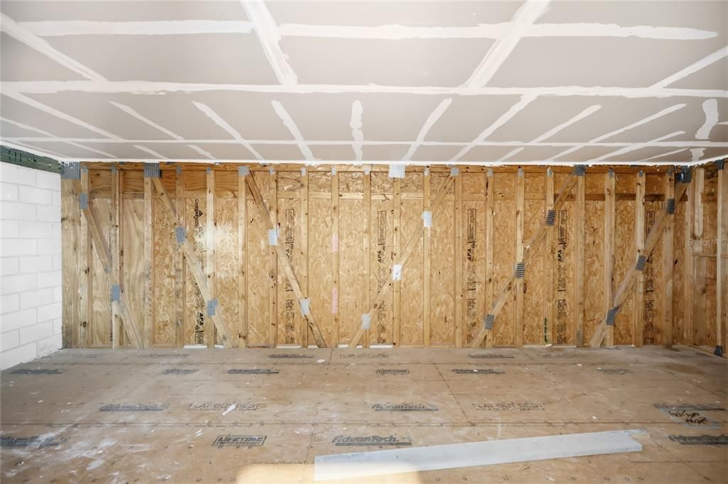 Activo con contrato: $550,000 (3 camas, 2 baños, 2524 Pies cuadrados)