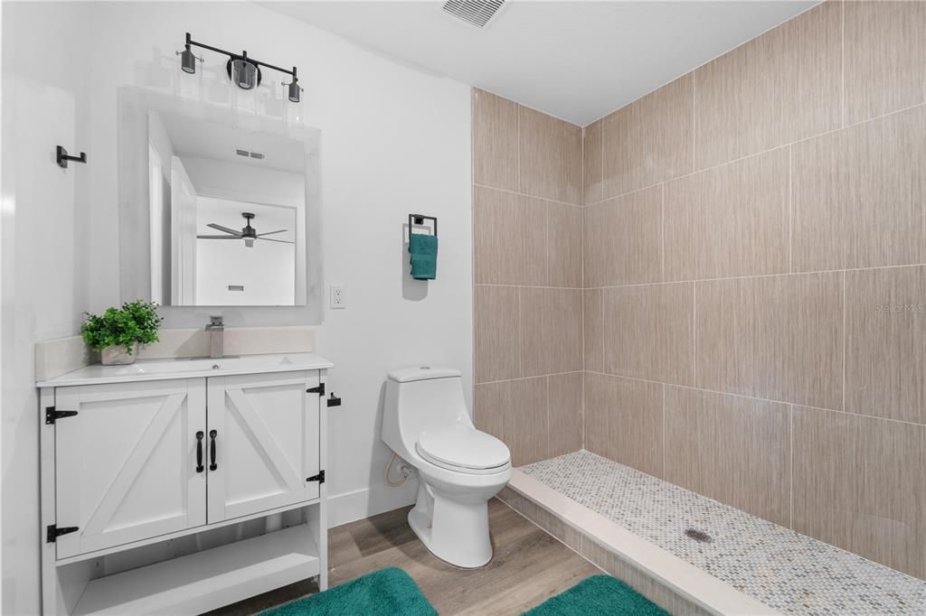 Activo con contrato: $335,000 (2 camas, 2 baños, 1100 Pies cuadrados)