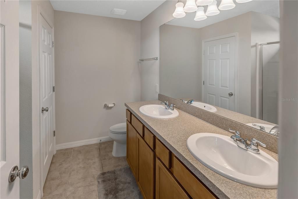 For Sale: $400,000 (5 beds, 3 baths, 2710 Square Feet)