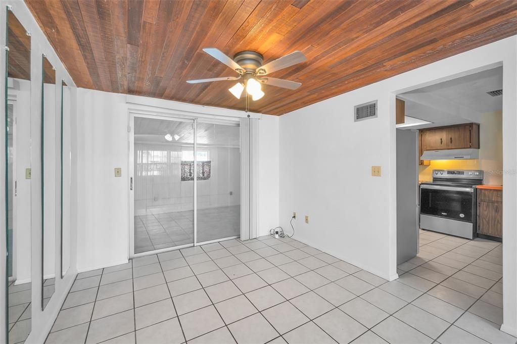Activo con contrato: $220,000 (3 camas, 2 baños, 1261 Pies cuadrados)