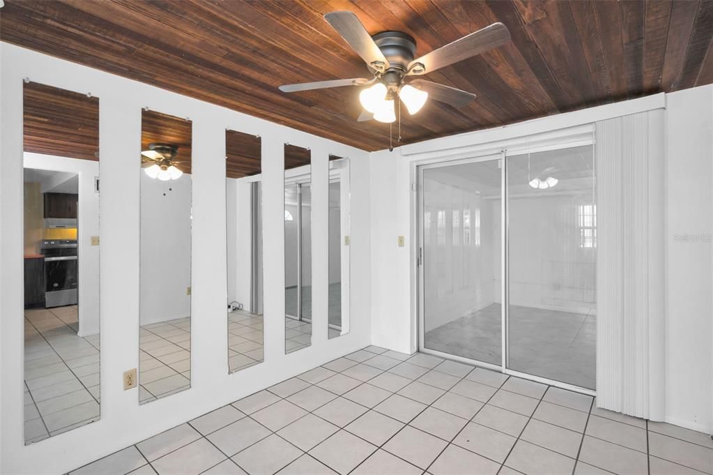 Activo con contrato: $220,000 (3 camas, 2 baños, 1261 Pies cuadrados)