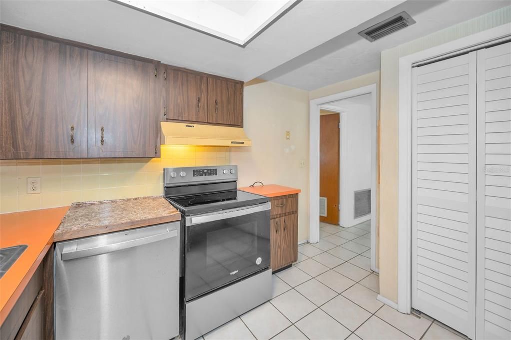 Activo con contrato: $220,000 (3 camas, 2 baños, 1261 Pies cuadrados)