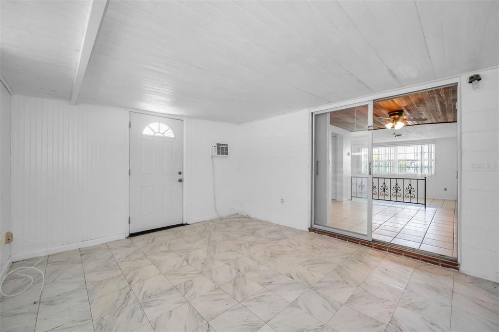 Activo con contrato: $220,000 (3 camas, 2 baños, 1261 Pies cuadrados)