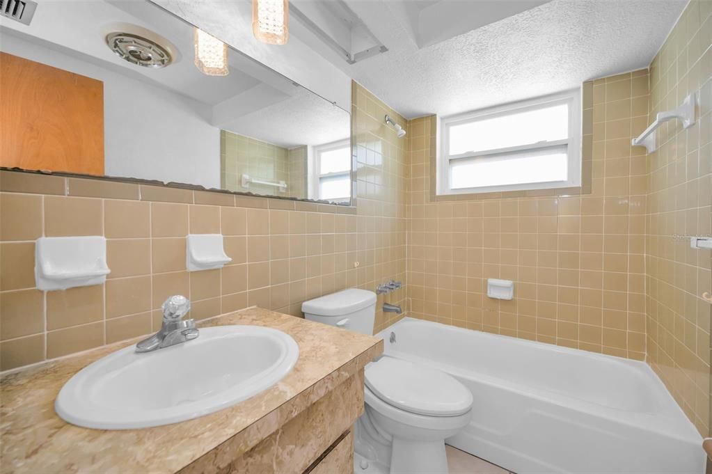 Activo con contrato: $220,000 (3 camas, 2 baños, 1261 Pies cuadrados)