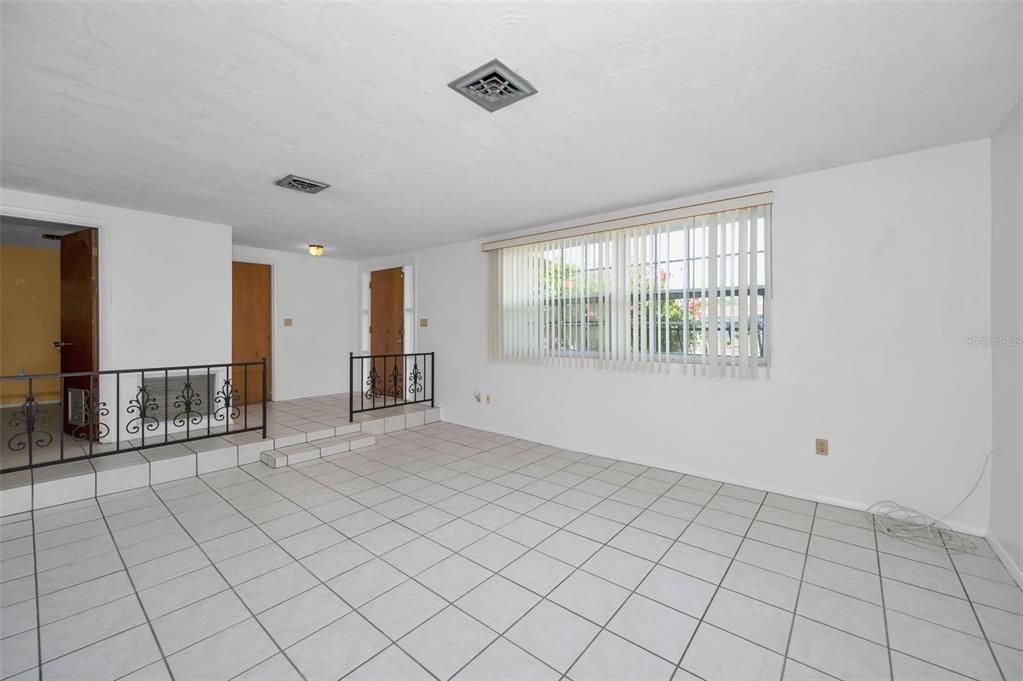Activo con contrato: $220,000 (3 camas, 2 baños, 1261 Pies cuadrados)