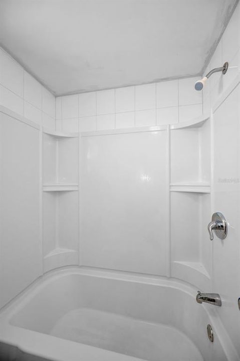 Activo con contrato: $220,000 (3 camas, 2 baños, 1261 Pies cuadrados)