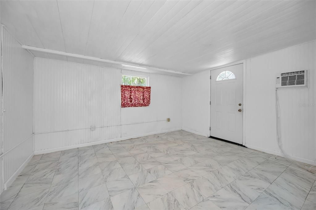 Activo con contrato: $220,000 (3 camas, 2 baños, 1261 Pies cuadrados)