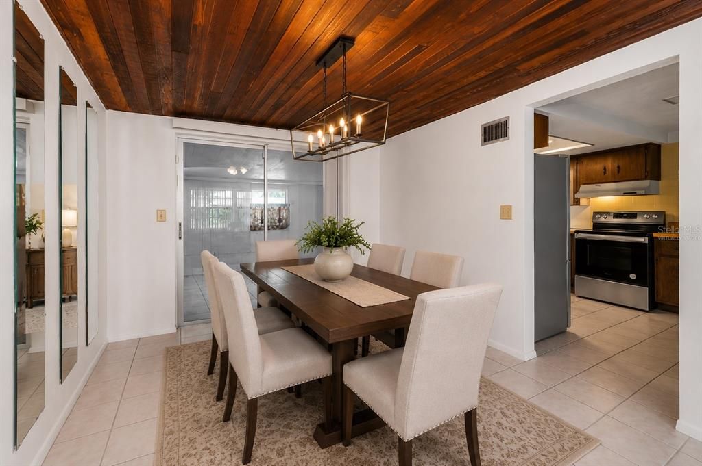 Activo con contrato: $220,000 (3 camas, 2 baños, 1261 Pies cuadrados)