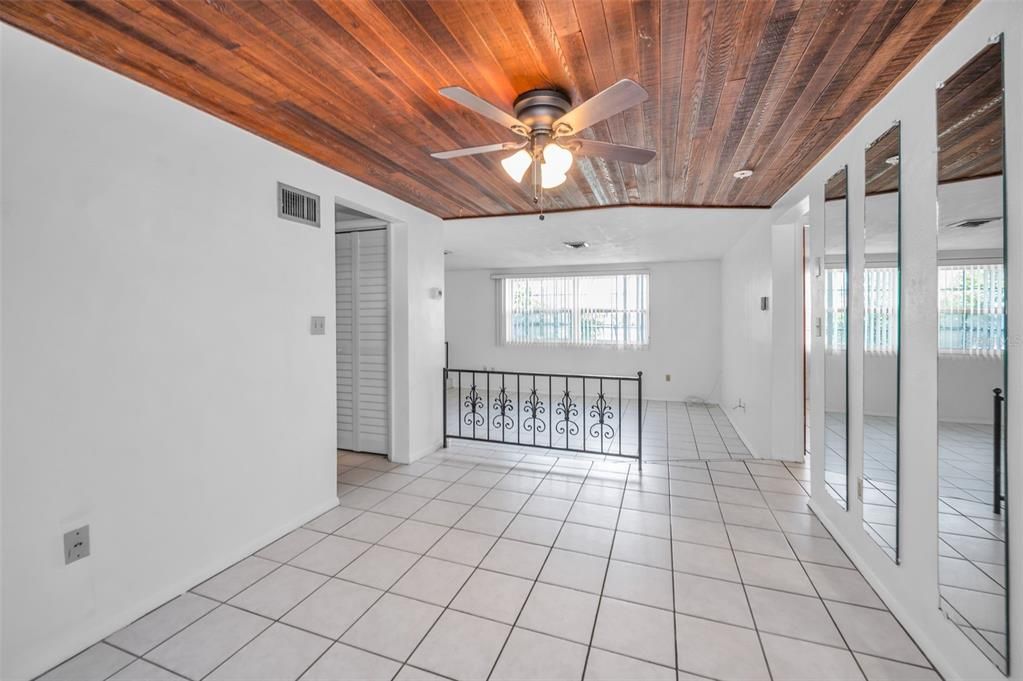 Activo con contrato: $220,000 (3 camas, 2 baños, 1261 Pies cuadrados)